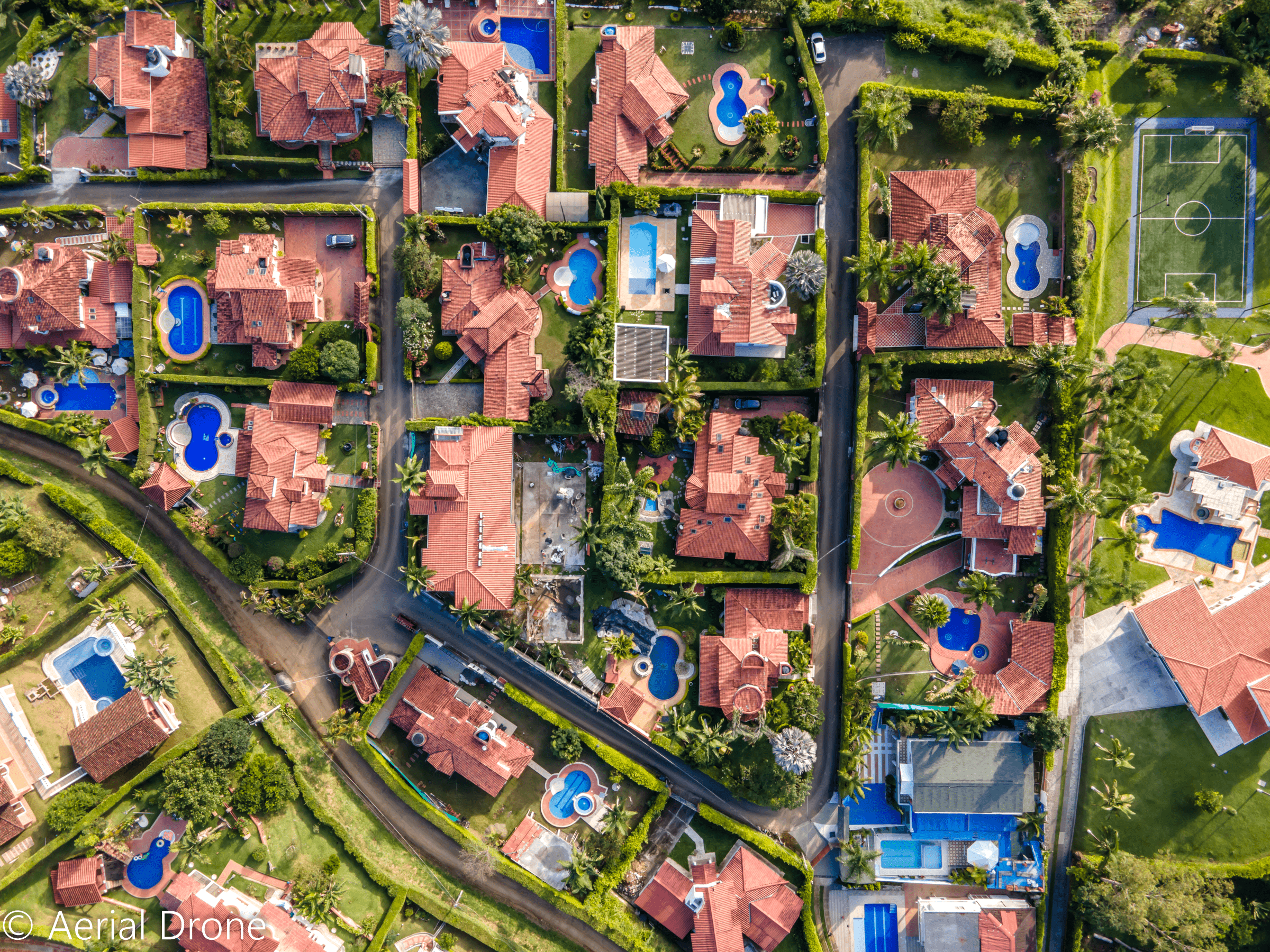 Fotografía aérea cenital de casas campestres